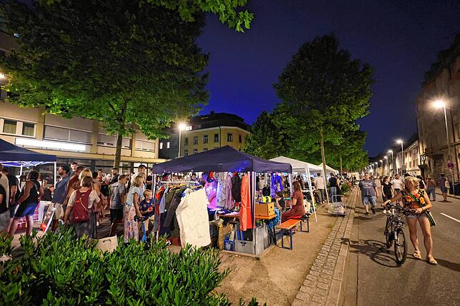 Bild 7: Bis tief in die Nacht stöbern die Trödel-Fans beim Konstanzer 24-Stunden-Flohmarkt