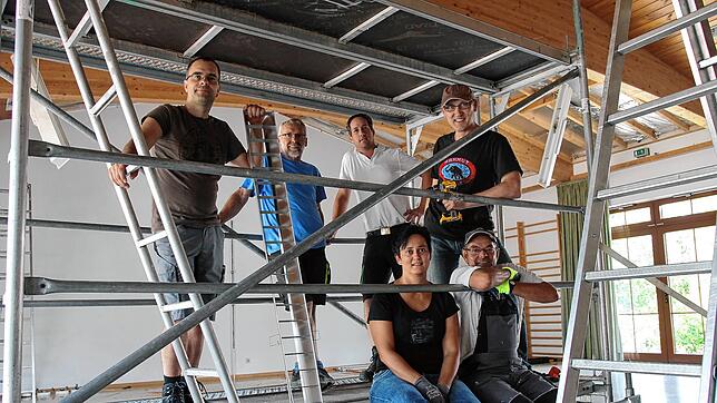 Immer wieder sind Arbeiten, oft in Eigenleistung, in der Oberalpfener Halle fällig. Im Bild die Sanierung der Deckenverkleidung (2018). ...