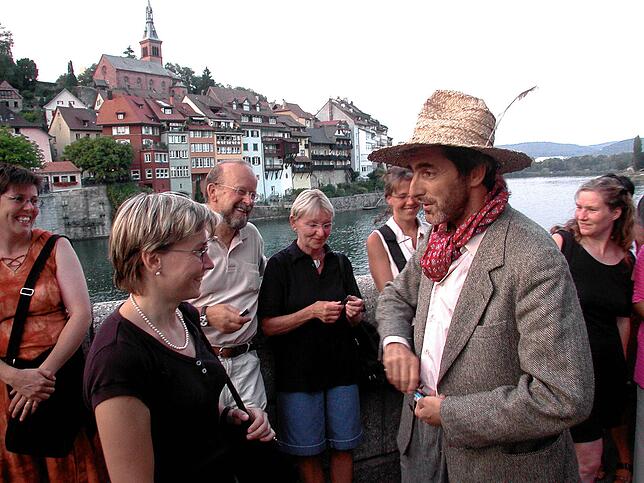Kaspar Lüscher (rechts) nahm die Menschen mit auf eine ungewöhnliche Entdeckungsreise durch Laufenburg.