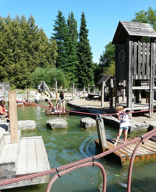 Der Wasserspielplatz auf der Mainau hat es Lennard besonders angetan.