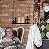 Maria (links) und Johanna Ehret. Die Tochter zeigt den dünnen Mantel, den ihre Mutter anhatte, als sie der Krankentransport vom ...