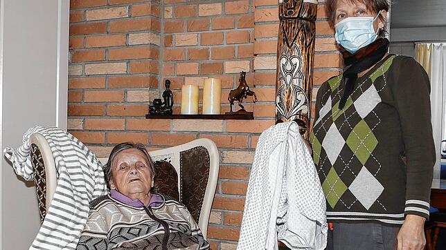 Maria (links) und Johanna Ehret. Die Tochter zeigt den dünnen Mantel, den ihre Mutter anhatte, als sie der Krankentransport vom ...