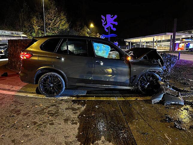 So sieht das Auto der 32-jährigen Fahrerin nach dem Unfall aus. Aus noch ungeklärten Gründen kam die Fahrerin von der Straße ab, ...