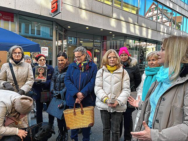 Überlingerinnen lauschen dem Impulsvortrag von Ex-Oberbürgermeisterin Sabine Becker.