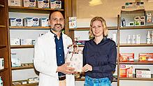Alexandra Bursian vom Furtwanger Stadtmarketing überbringt Apotheker Kabir Ahmadi die besten Wünsche der Stadt Furtwangen zur ...