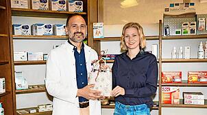 Alexandra Bursian vom Furtwanger Stadtmarketing überbringt Apotheker Kabir Ahmadi die besten Wünsche der Stadt Furtwangen zur ...