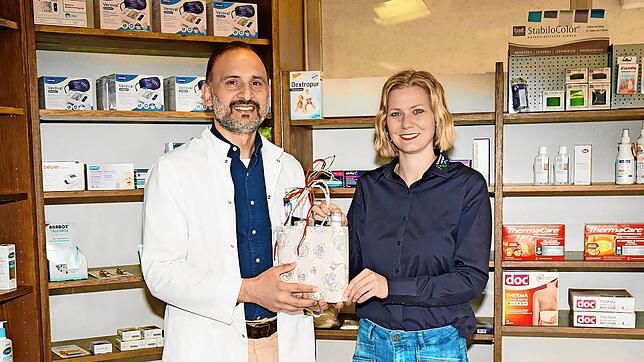Alexandra Bursian vom Furtwanger Stadtmarketing überbringt Apotheker Kabir Ahmadi die besten Wünsche der Stadt Furtwangen zur ...