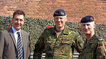 Donaueschingens Oberbürgermeister Erik Pauly, Oberstleutnant Timo Elbertzhagen und Brigadegeneral Christian Friedl stehen für den ...