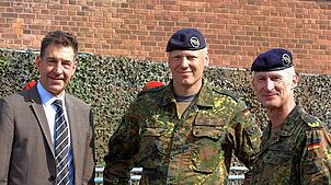 Donaueschingens Oberbürgermeister Erik Pauly, Oberstleutnant Timo Elbertzhagen und Brigadegeneral Christian Friedl stehen für den ...