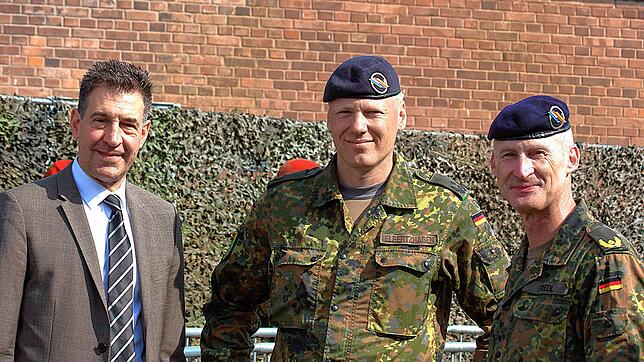 Donaueschingens Oberbürgermeister Erik Pauly, Oberstleutnant Timo Elbertzhagen und Brigadegeneral Christian Friedl stehen für den ...