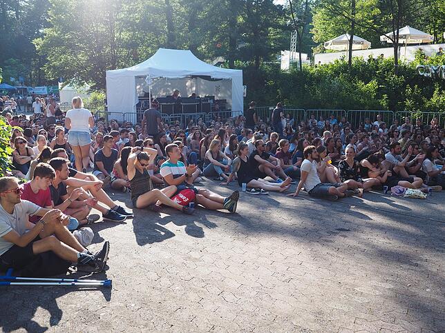 18:35 Uhr: Beim Poetry Slam geht es noch eher ruhig zu, die Gäste sitzen im lockeren Rund und hören den Lyrikern zu. Jörg-Peter Rau