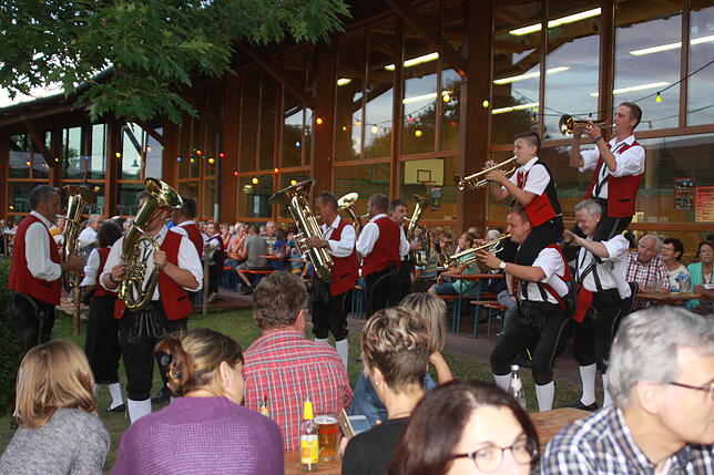 Und das Schloßbühlfest, bei dem der Musikverein Zoznegg in Mühlingen für Stimmung sorgt (hier ein Archivbild), gehört ebenfalls in diese ...
