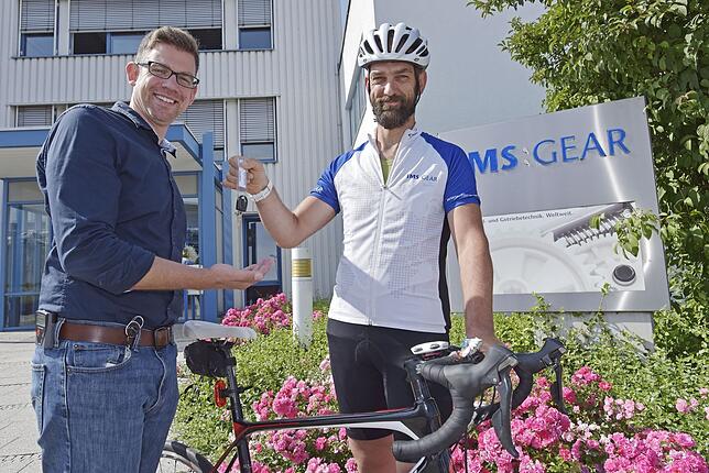 Mario Schmitz (rechts) übergibt zum Auftakt der Aktion seinen Autoschlüssel symbolisch an Philippe de Surmont.
