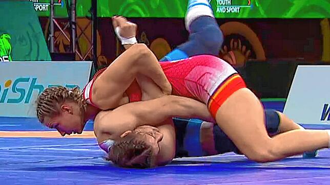 Die entscheidende Szene beim Finale in Belgrad. Aline Rotter-Focken schultert ihre Gegnerin.