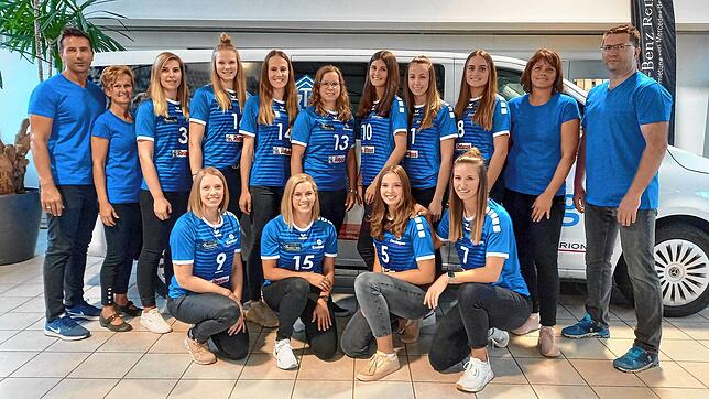 Die Volleyballerinnen des TV Villingen spielen mit (hinten von links): Co-Trainer Robert Senk, Physiotherapeutin Ilse Maiwald, Nikola ...