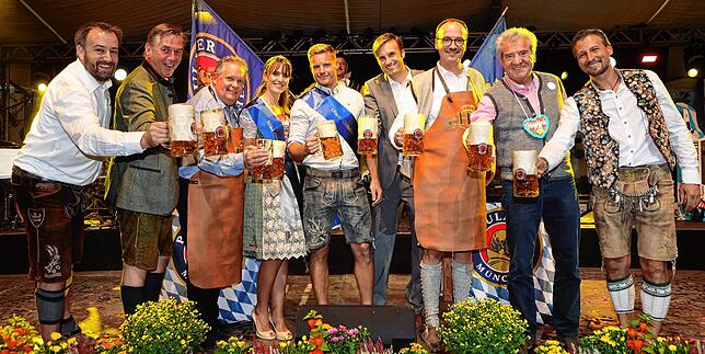 Fassanstich im Jahr 2019 mit (von links) Moderator Reiner Jäckle, Markus Kuhl (Fürstenberg), Thomas Niederberger (Stadtpräsident ...