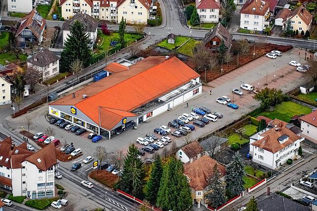 Lidl in Stockach Ende November 2021. Für den Neubau muss das Gebäude hinter dem Markt an der Weißmühlenstraße abgerissen werden.