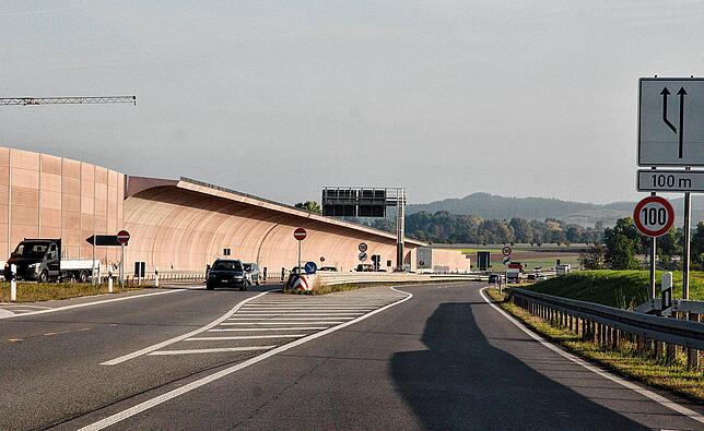 Bei einer Höhe von 12,50 Metern hätte die Lärmschutzwand das Verkehrsschild im Hintergrund deutlich überragt. Es wäre ein gewaltiges ...