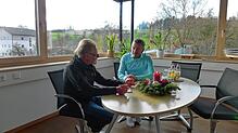 Bürgermeister Fabian Meschenmoser (rechts) im Gespräch mit SÜDKURIER-Mitarbeiter Wolf-Dieter Guip im Rathaus in Wittenhofen. Es gilt, ...