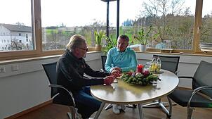 Bürgermeister Fabian Meschenmoser (rechts) im Gespräch mit SÜDKURIER-Mitarbeiter Wolf-Dieter Guip im Rathaus in Wittenhofen. Es gilt, ...