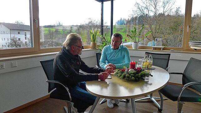 Bürgermeister Fabian Meschenmoser (rechts) im Gespräch mit SÜDKURIER-Mitarbeiter Wolf-Dieter Guip im Rathaus in Wittenhofen. Es gilt, ...