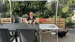 Die Villingerin Birgit Reuner – hier auf der Terrasse in ihrer neuen Heimat Portugal – hat wegen des großen Stromausfalls ein paar bange ...