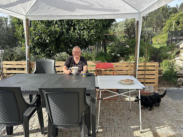 Die Villingerin Birgit Reuner – hier auf der Terrasse in ihrer neuen Heimat Portugal – hat wegen des großen Stromausfalls ein paar bange ...