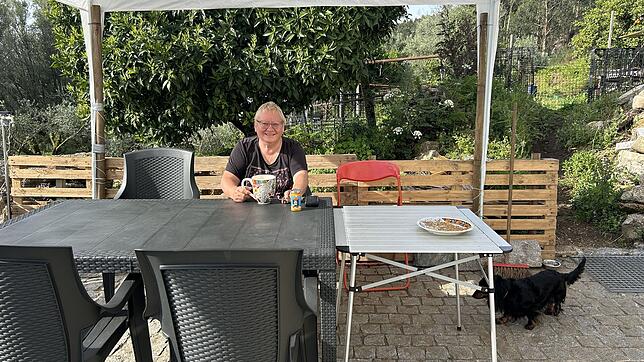 Die Villingerin Birgit Reuner – hier auf der Terrasse in ihrer neuen Heimat Portugal – hat wegen des großen Stromausfalls ein paar bange ...