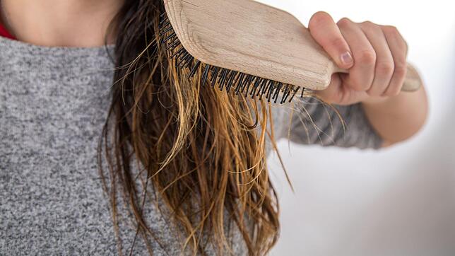 Frauen in den Wechseljahren brauchen eine besondere Haarpflege.