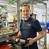 Hat die Kontrolle über den Roboter: Arthur Knapp hat ursprünglich in der Montage bei Kendrion angefangen. Heute parametriert der ...