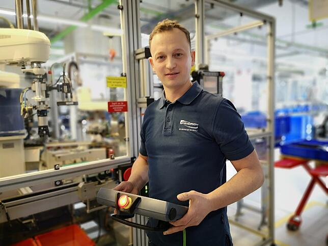 Hat die Kontrolle über den Roboter: Arthur Knapp hat ursprünglich in der Montage bei Kendrion angefangen. Heute parametriert der ...