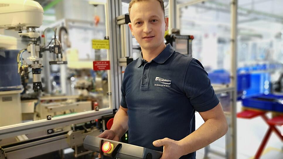 Hat die Kontrolle über den Roboter: Arthur Knapp hat ursprünglich in der Montage bei Kendrion angefangen. Heute parametriert der ...
