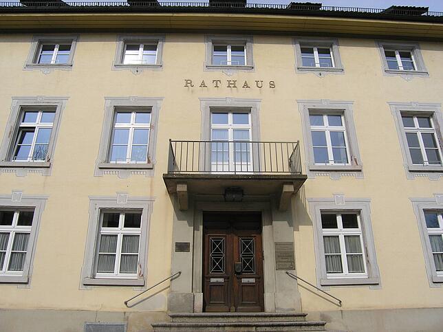 Alles andere als barrierefrei – das Bad Säckinger Rathaus. Wieder konnte sich der Gemeinderat nicht durchringen, Gelder für einen ...