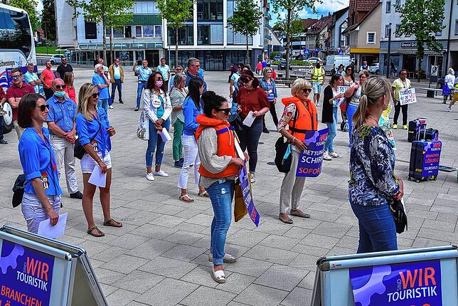 Rund 70 Teilnehmer aus der Touristikbranche demonstrieren auf dem Schwenninger Marktplatz. Sie wollen staatliche Unterstützung für ihre ...