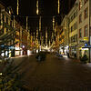 Ein Rundgang durch Waldshut in einer Nacht während der Ausgangsperre für Nicht-Geimpfte: Blick in die weihnachtlich beleuchtete ...