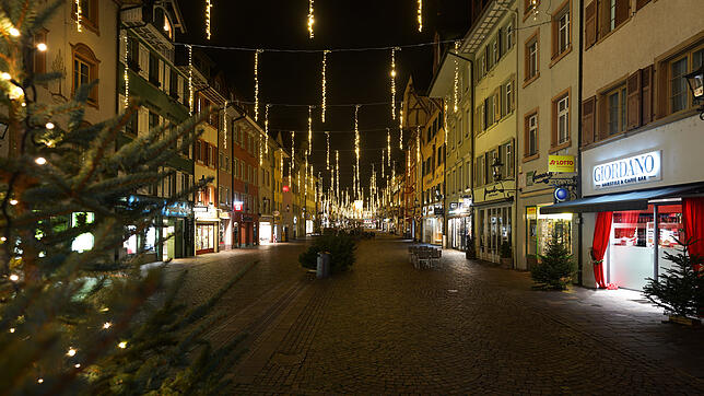 Ein Rundgang durch Waldshut in einer Nacht während der Ausgangsperre für Nicht-Geimpfte: Blick in die weihnachtlich beleuchtete ...