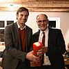 Singener Nachbarschaftswein 2023: Der Konstanzer Landrat Zeno Danner (links) und Singener Oberbürgermeister Bernd Häusler mit der ...