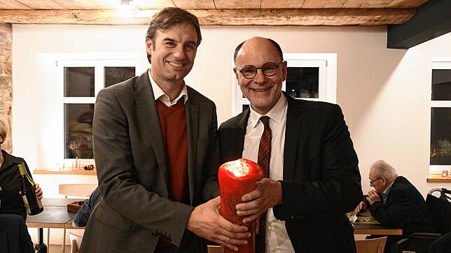 Singener Nachbarschaftswein 2023: Der Konstanzer Landrat Zeno Danner (links) und Singener Oberbürgermeister Bernd Häusler mit der ...