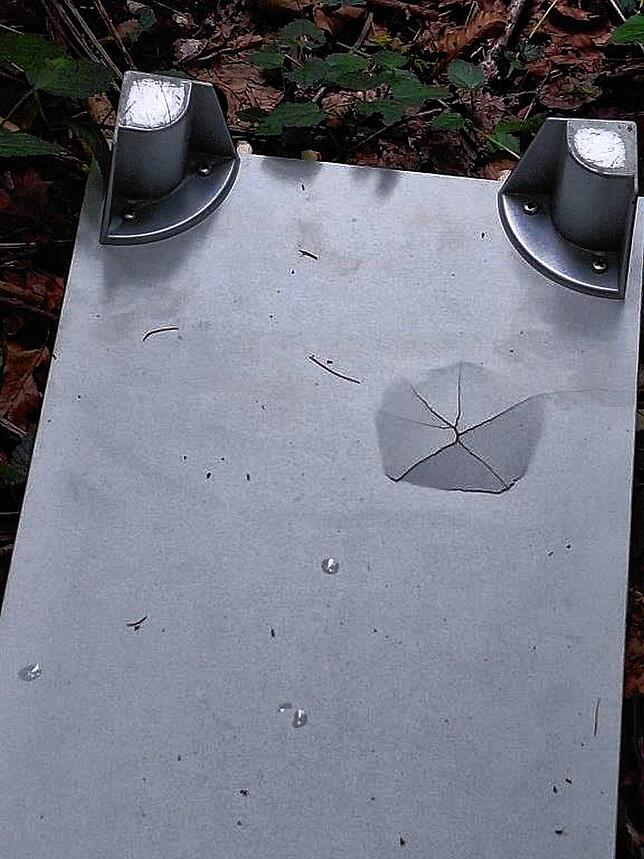 Teile von Möbelstücken, wie hier im Bild, aber auch Spiegel, Bratpfannen und weiteren Hausrat hat ein Mann kürzlich neben dem ...
