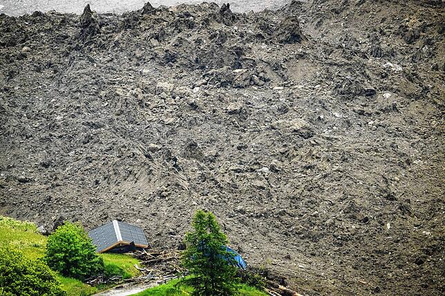 Eine große Lawine mit einem Gemisch aus Eis, Fels, Schnee und Wasser erreicht den Talboden in Wiler, nachdem der Birchgletscher oberhalb ...