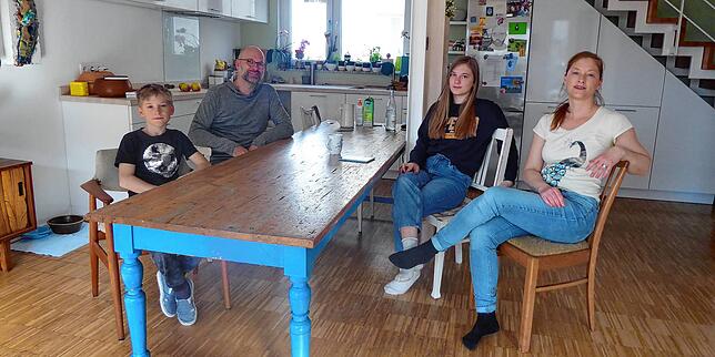 Familie Ritter im Wohnzimmer ihrer Wohnung auf dem Dach, in der sie mit Hund und drei Kindern leben.