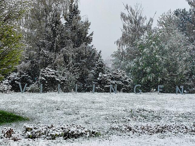 Der Schriftzug Villingen ist kaum zu erkennen im Schneegestöber.