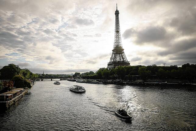 Die Seine und der Eiffelturm: Paris lockt.