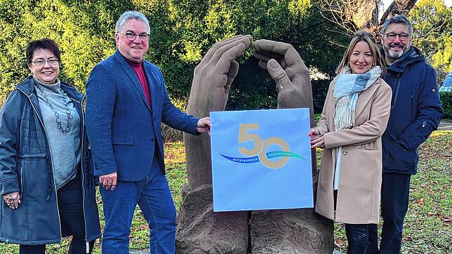Sie haben ein buntes Festprogramm für 2025 erstellt (vonl inks): Andrea Debatin, Bürgermeister Ralf Baumert, Jessica Trombetta und ...