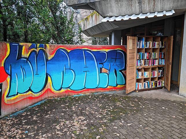 Früher eine unschöne Ecke, jetzt neu gestaltet: die Leseecke mit Bücherschrank. Auch dieser Treffpunkt ist videoüberwacht.