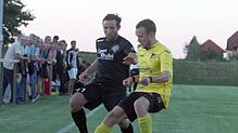 Der Hochemminger Jeremias Ketterer (links) im Duell mit Oliver Masny vom FC Schönwald. Ketterer war beim 5:1-Erfolg seines Teams der ...