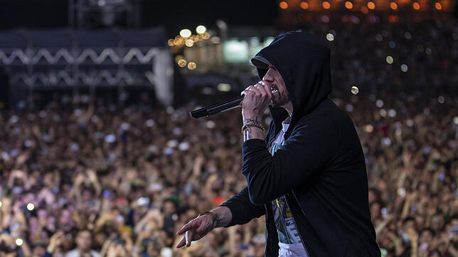 So tief, wie Eminem seine Kapuze ins Gesicht zieht, hätte man es kaum bemerkt: Der König des Hip-Hop trägt jetzt Bart.