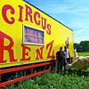 Zirkuschef René Renz (links) mit Sohn Remo und den Lamas Maja und Bianca vor einem frisch gestrichenen Wagen der Familie.