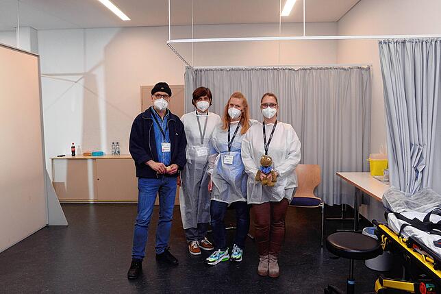 Haben kurz nach 17 Uhr und rund 150 Impfungen Feierabend: Der ärztliche Leiter Dr. Lutz Meyer mit den medizinischen Fachangestellten ...