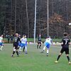 Niedereschachs Jonas Kyburz (weißes Trikot, Nummer vier) köpft einen gefährlichen Ball aus dem eigenen Strafraum. Im Auswärtsspiel beim ...